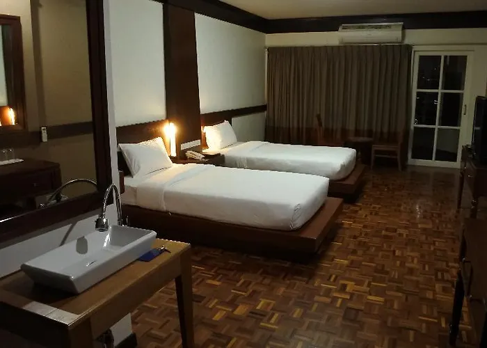 Suriwongse Tower 3*